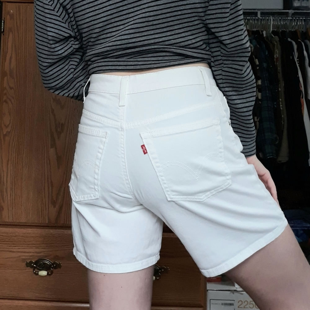 White Levi's Stretchy Shorts Size 8 - Picture 5 of 11